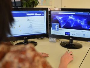 Parents Read Facebook With or Without Phishing